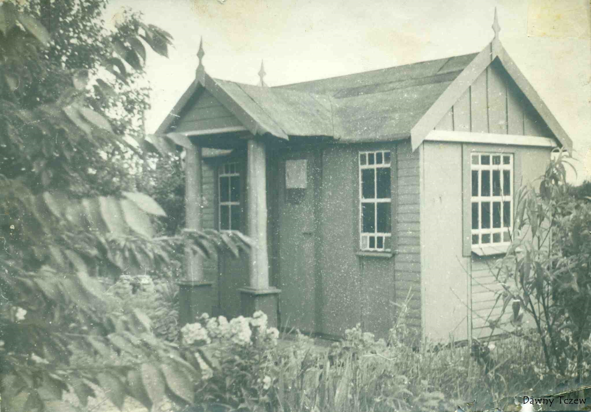 pierwsza altanan w ogrodzie 1955 r..jpg