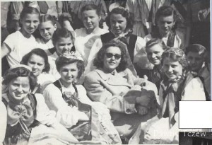 Clipboard10.jpg (106.36 KiB) Przejrzano 7944 razy Zgromadzenie 1-majowe przed Szkołą Pedagogiczną ul. 30 Stycznia 1952 r.