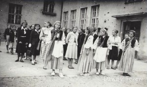 Clipboard11.jpg (146.9 KiB) Przejrzano 7944 razy Zbiórka przed szkołą. Technikum Handlowe - 1-maja 1952 r.