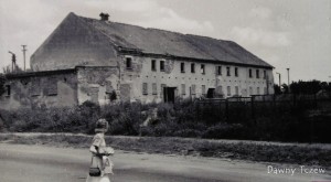 cieletnik2.jpg (97.62 KiB) Przejrzano 10120 razy Cielętnik znajdował się obok budynku przychodni dziecięcej. Zdjęcie z wystawy „Suchostrzygi- wieś, która stała się miastem”