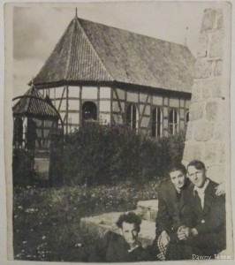 Konczewice_kosciol ewangelicki.jpg (238.84 KiB) Przejrzano 14139 razy Tekst pod zdjęciem: „Kościół ewangelicki w Kończewicach (został rozebrany) naprzeciw siedzą p. S. (przed pomnikiem poniemieckim w ogrodzie u L.). - w tym miejscu został wybudowany Dom Strażacki wraz z świetlicą gromadzką, inicjatorem był K. Z. - dopisane w 1992 roku.”