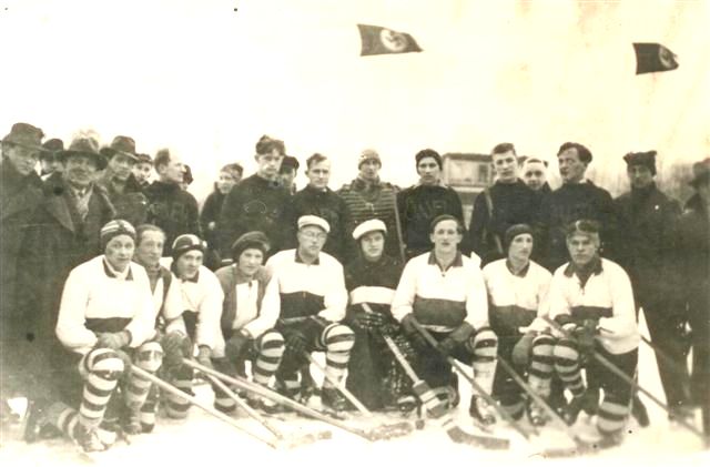 Zespół Wisły przed meczem w Gdańsku. 1936r, w tle flagi ze swastykami.jpg