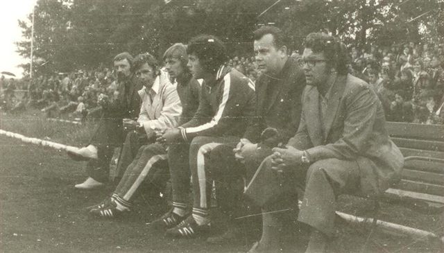 Mecz barażowy o wejście do IIligi. Pierwszy z lewej trener Kłodda, drugi H. Guzy-kierownik drużyny.jpg