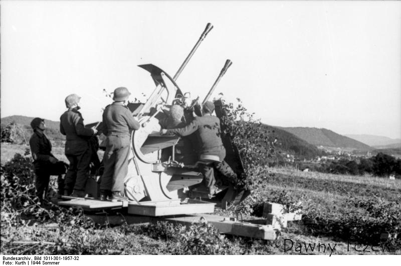 Bundesarchiv_Bild_101I-301-1957-32,_Nordfrankreich,_Zwillings-Flak.jpg