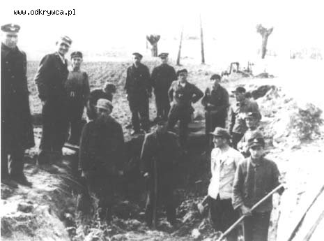 ekshumacja_szymankowo_1947_23kwiecien.jpg