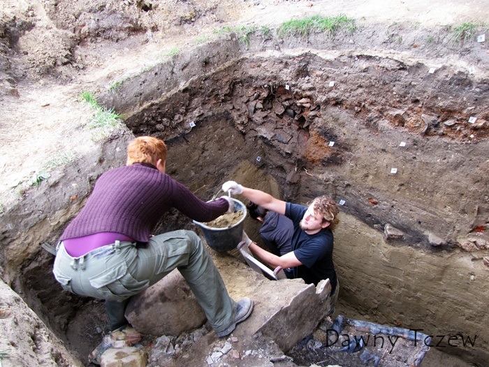 Archeolodzy w łęku 2.JPG