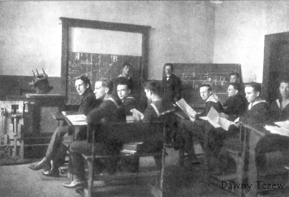 w sali wykładowczej Szkoły Morskiej.jpg