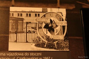 IMG_3201ll.jpg (370.11 KiB) Przejrzano 8849 razy "Brama wjazdowa do stoczni od strony ul. Czatkowskiej w 1967 r."