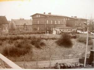 Fot. Tczew. Osiedle Zatorze, ulica Łąkowa. Widok z mostu, na pierwszym planie miejsce po dawnym.jpg