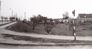 Fot. Tczew. Widok z ulicy Wierzbowej przez teren parowu, dzisiejszego stadionu, w głębi zabudowania.jpg