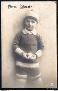 417_001_a8287-alte-foto-glueckwunschkarte-mode-dirschau-1911-junge-mit-muetze-und-stricksachen.jpg
