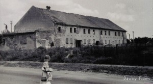 Cielętnik   znajdował się obok budynku przychodni dziecięcej. Zdjęcie z wystawy „Suchostrzygi- wieś, która stała się miastem”