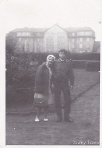 Lipiec 1968 przed szkołą.jpg (123.91 KiB) Przejrzano 9203 razy 1968 r.