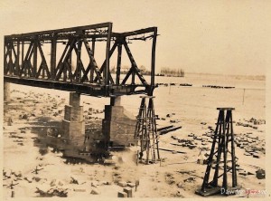 1939-1940_Prace_przy_odbudowie_mostu_kolejowego_1279240_Fotopolska-Eu.jpg