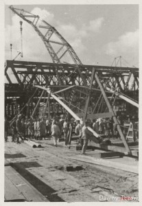 1939-1940_Prace_przy_odbudowie_mostu_kolejowego_979971_Fotopolska-Eu.jpg