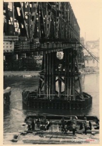 1939-1940_Prace_przy_odbudowie_mostu_kolejowego_979973_Fotopolska-Eu.jpg