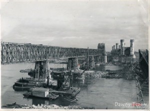 1939-1940_Prace_przy_odbudowie_mostu_kolejowego_1272473_Fotopolska-Eu.jpg