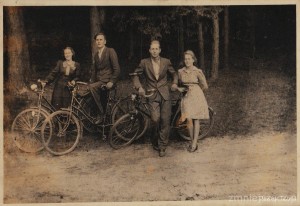 Trzy rowery i 4 osoby ! Dobrze że jeden miał ramę. Fotografię wykonano prawdopodobnie przy użyciu samowyzwalacza.