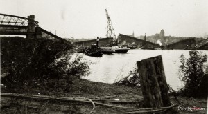 1939-1940_Prace_przy_odbudowie_mostu_kolejowego_937378_Fotopolska-Eu.jpg