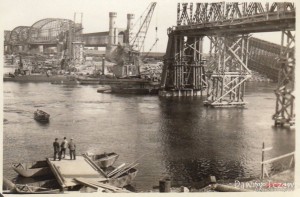 1939-1940_Prace_przy_odbudowie_mostu_kolejowego_1351776_Fotopolska-Eu.jpg