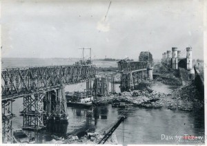 1939-1940_Prace_przy_odbudowie_mostu_kolejowego_1272392_Fotopolska-Eu.jpg