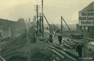 1939-1940_Prace_przy_odbudowie_mostu_kolejowego_1493069_Fotopolska-Eu.jpg
