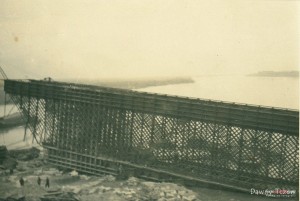1939-1940_Prace_przy_odbudowie_mostu_kolejowego_1493070_Fotopolska-Eu.jpg