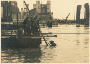 1939-1940_Prace_przy_odbudowie_mostu_kolejowego_1584117_Fotopolska-Eu.jpg