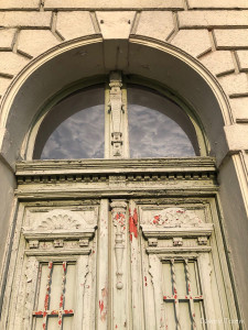 Drzwi Kamienicy Czterech Pór Roku, 1896 r.,Pl. Hallera 8.
