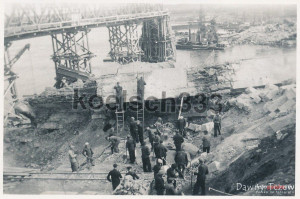 1939-1940_Prace_przy_odbudowie_mostu_kolejowego_923195_Fotopolska-Eu.jpg