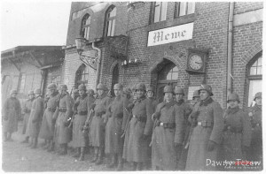 Rok 1940 Pod wejściem do budynku dworca.jpg