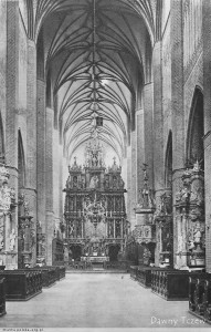 03 Wnętrze (nawa główna) katedry w Pelplinie. Gotyk XIII w. Stalle późnogotyckie i renesansowe, ołtarze, obrazy i rzeźby od XVI do XVIII w. Fot, Jan Bułhak. Lata 1920-1925.jpg