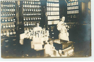 Pologne - PELPLIN - RPPC - Apothicaire dans son magasin - Pharmac - ST140 - 136 (1).jpg