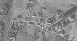 Zdjęcie lotnicze z dnia 11.10.1972 - ul. 22 Lipca 15 w Morzeszczynie.jpg