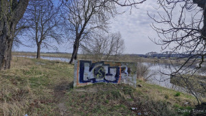 Na terenie dawnego PBW konstrukcja betonowa po koźle oporowym (miejsce zakończenia toru) - świadek historii