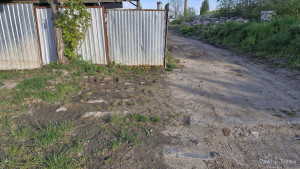 Zatopione w ziemi dwa rzędy podkładów kolejowych obok siebie przypominają usytowaniem rozejście się dwóch torów na rozjeździe (np. jeden mógł wracać do stacji Tczew, drugi mógł służyć potrzebom ZEC-u).