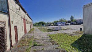 Częściowo rozebrany tor widziany zza innej bramy wewnętrznej