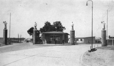 Gross_Born_eingang_Truppenlager_1938.jpg