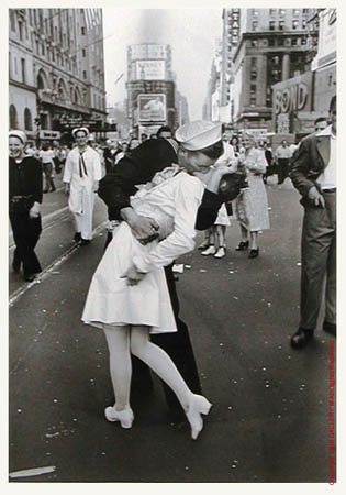eisenstaedt_alfred_M2_vj_day_lasiter_16x20_L.jpg